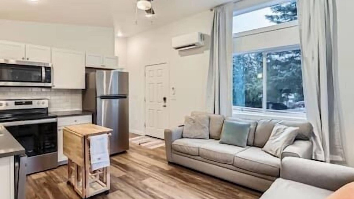Aloha Apartment | 1Bd close to Nike, Intel & Train