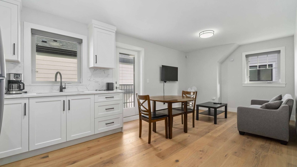 Ladner House | 1BD Cozy Coach Home B in Delta