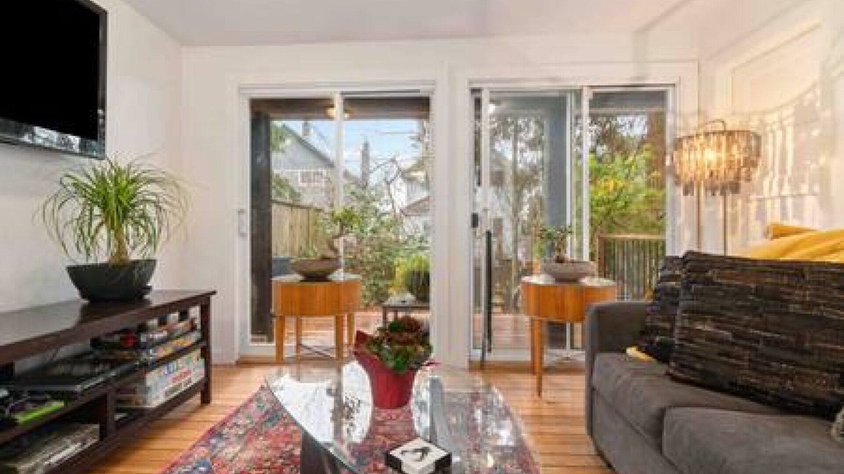 Upper Lonsdale House | 1BD Gem with Unparalleled Charm