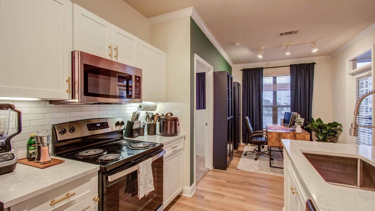 Houston Apartment | 1BD Luxury in Heart of Houston w Pool, Gym & More!