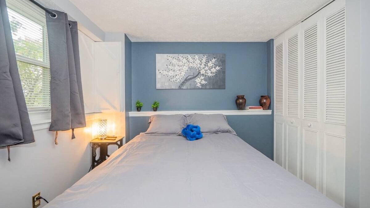 Bowie House | 1Bedroom Newly Renovated Basement Suite w/Parking