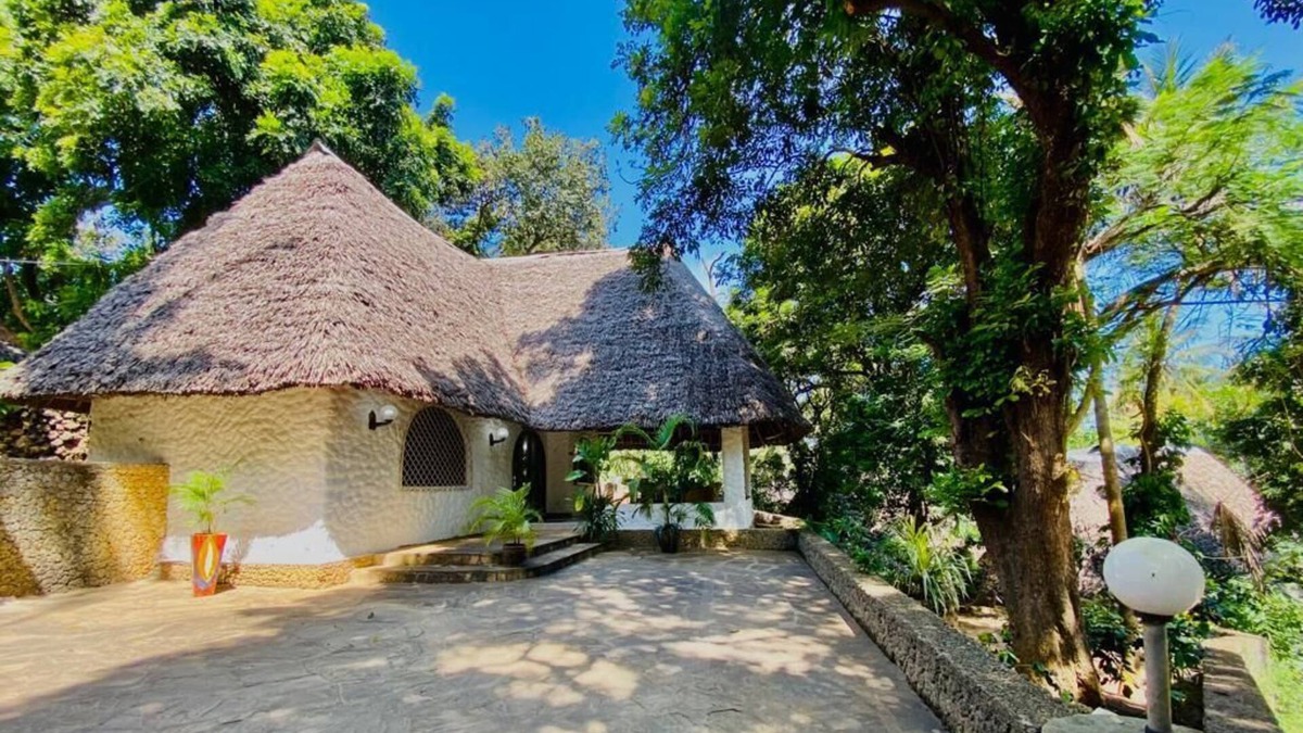 Mombasa Villa | 1bedroom oceanfront furnished villa. Very Serene and epic for a magical stay.
