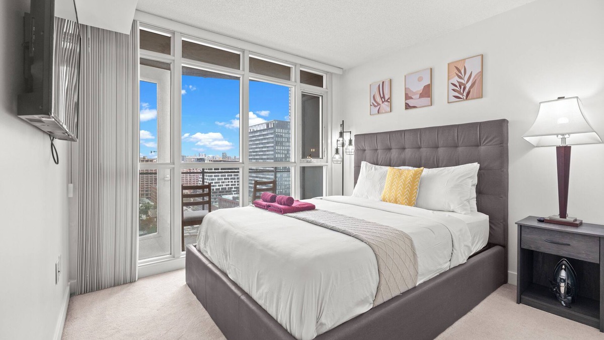 Wellington Place Condo | 1BR 1 Bath 3 Guests Parking Office Near CN Tower Downtown—By Hostia