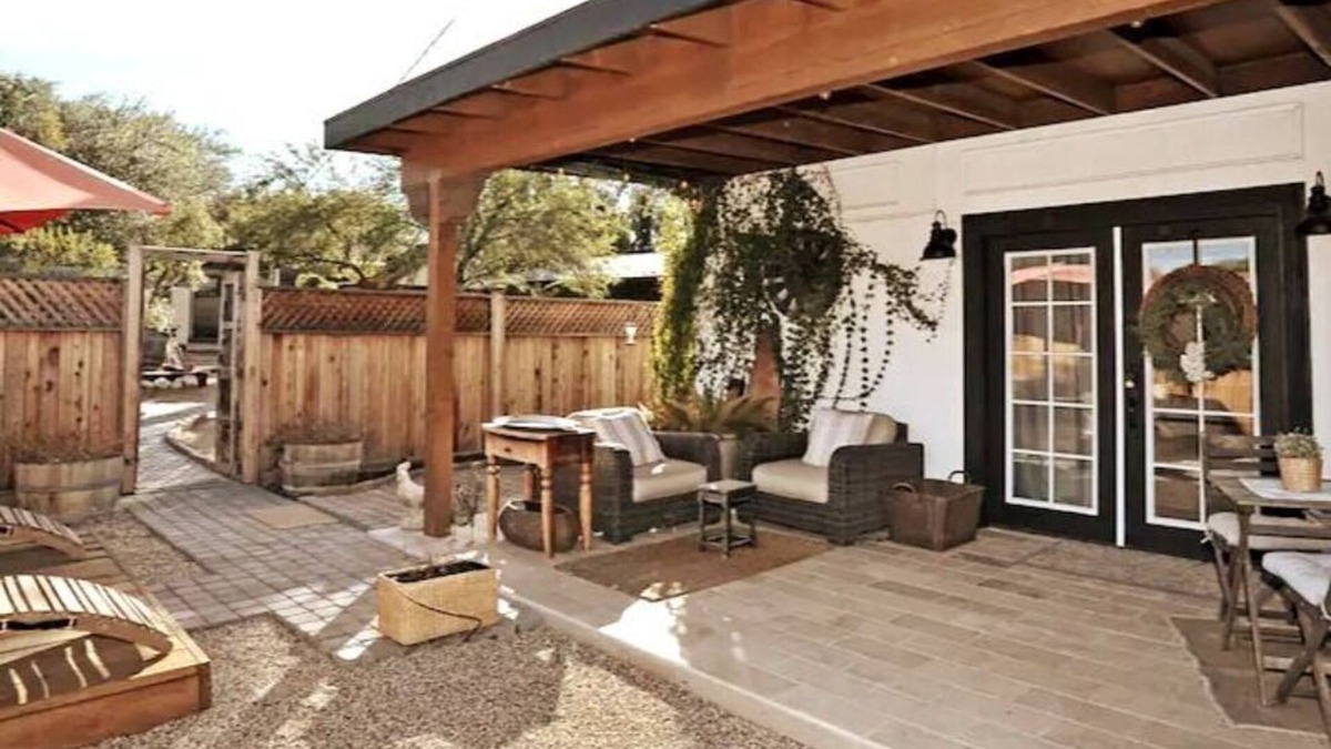 Blenman-Elm House | 1BR 1BA MINI CHATEAU WITH KITCHEN+YARD+PARKING+LAUNDRY+WIFI. BY WHOLE FOODS MKT