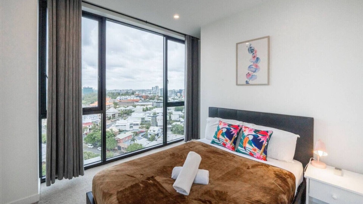 Spring Hill Apartment | 1BR Amazing City Views + Pool/Gym