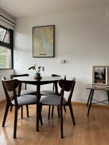 Glebe Apartment | 1BR Apartment - Walk to City (1 Queen Bed)