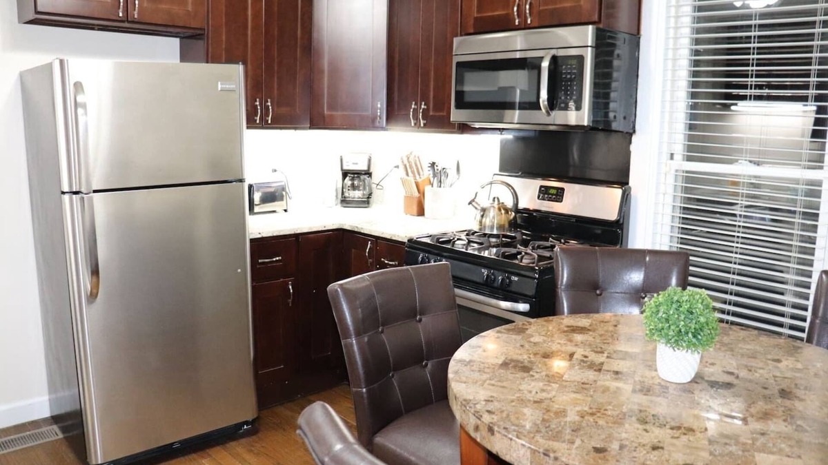 River Forest Apartment | 1BR Apartment - Walk to Shops - Downtown OAK PARK
