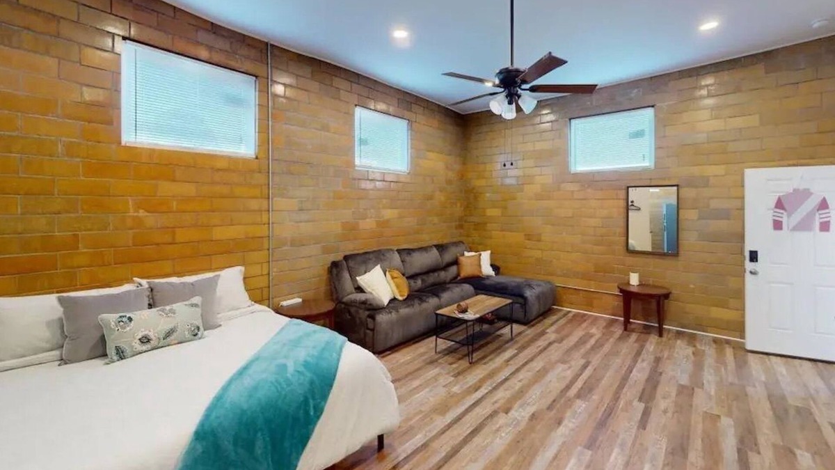 Taylor Berry House | 1BR|Brick Warehouse Loft|Urban Charm|Modern Design