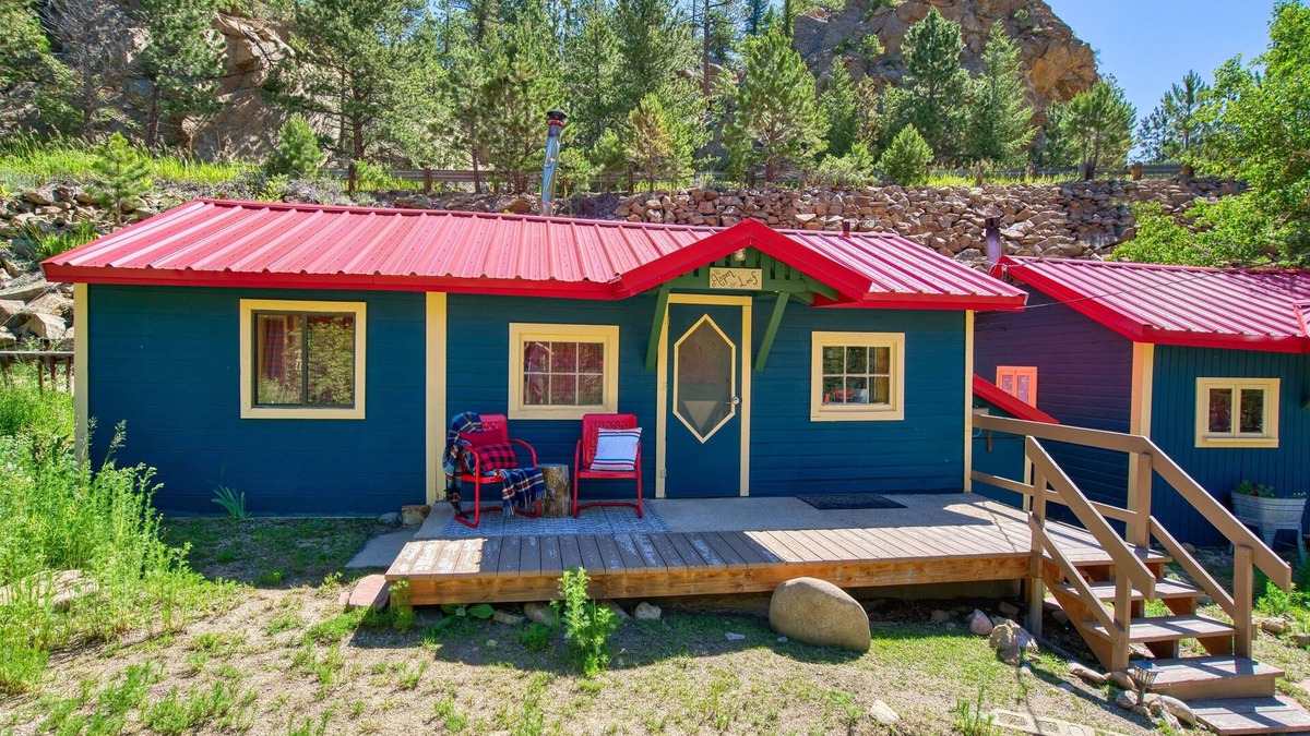Lyons Cabin | 1BR Cabin for Two, Peaceful River & Mountain Views