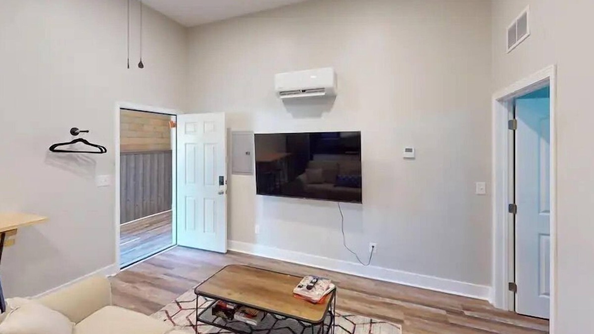 Taylor Berry House | 1BR|Chic Warehouse Suite|Exposed Brick|Modern Gem