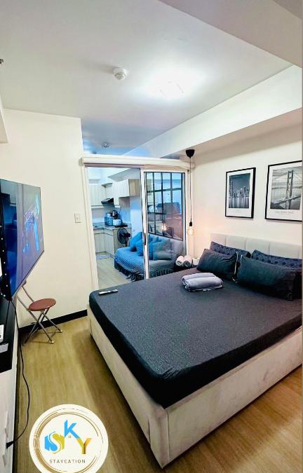 A. Bonifacio Apartment | 1BR Condo Unit at Celandine Condominium Near Ayala Cloverleaf Mall