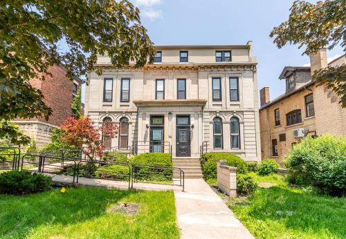 Hamilton Apartment | 1BR Double bed Apartment in James
