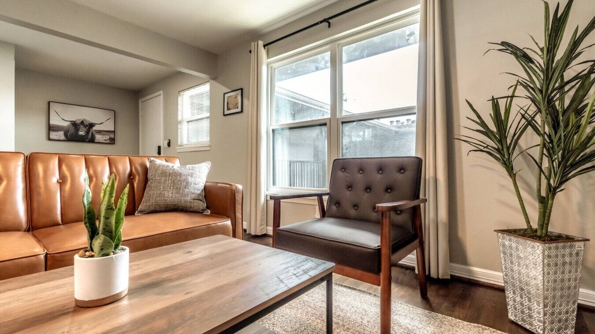 Neartown Apartment | 1BR Gem Free Parking 5 mins to Houston Museum
