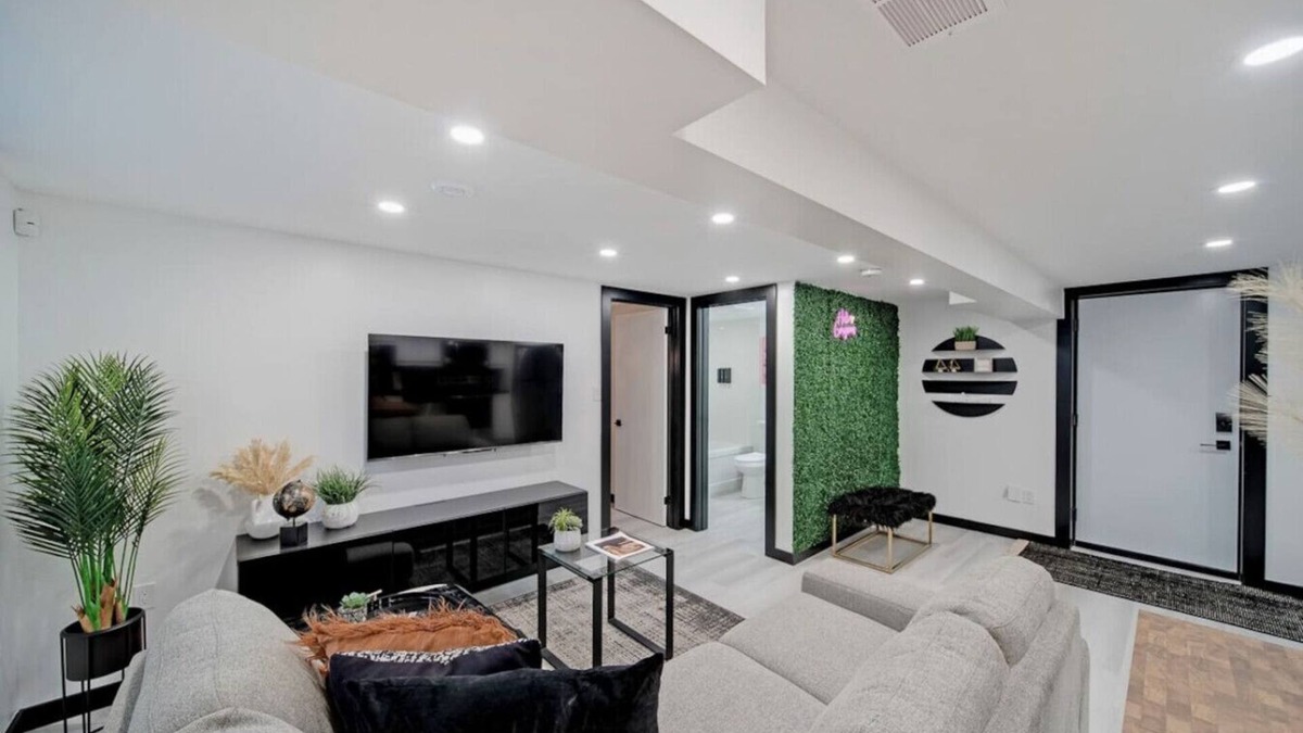 Niagara Falls Apartment | 1BR King Bed/Selfie Wall/Large Bathtub/Laundry