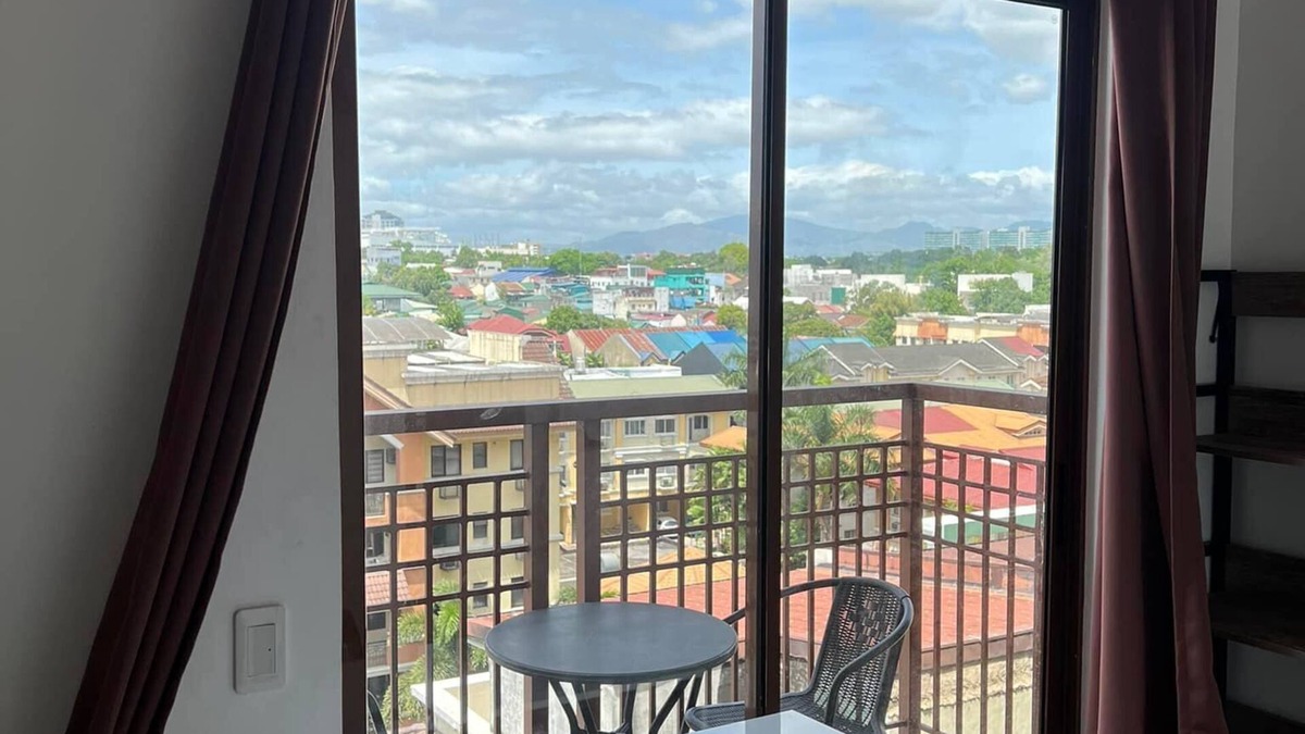 Matandang Balara Condo | 1BR near Diliman W/Cable Wifi YouTube and Netflix