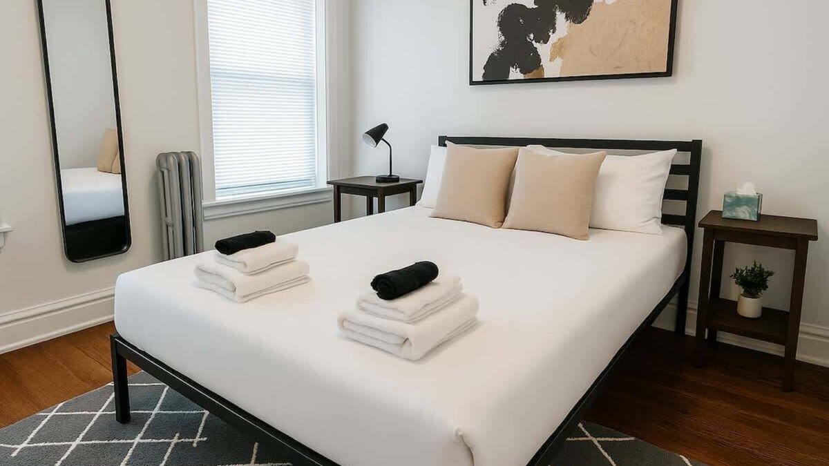 Ravenswood Apartment | 1BR Pad with Homey Feel