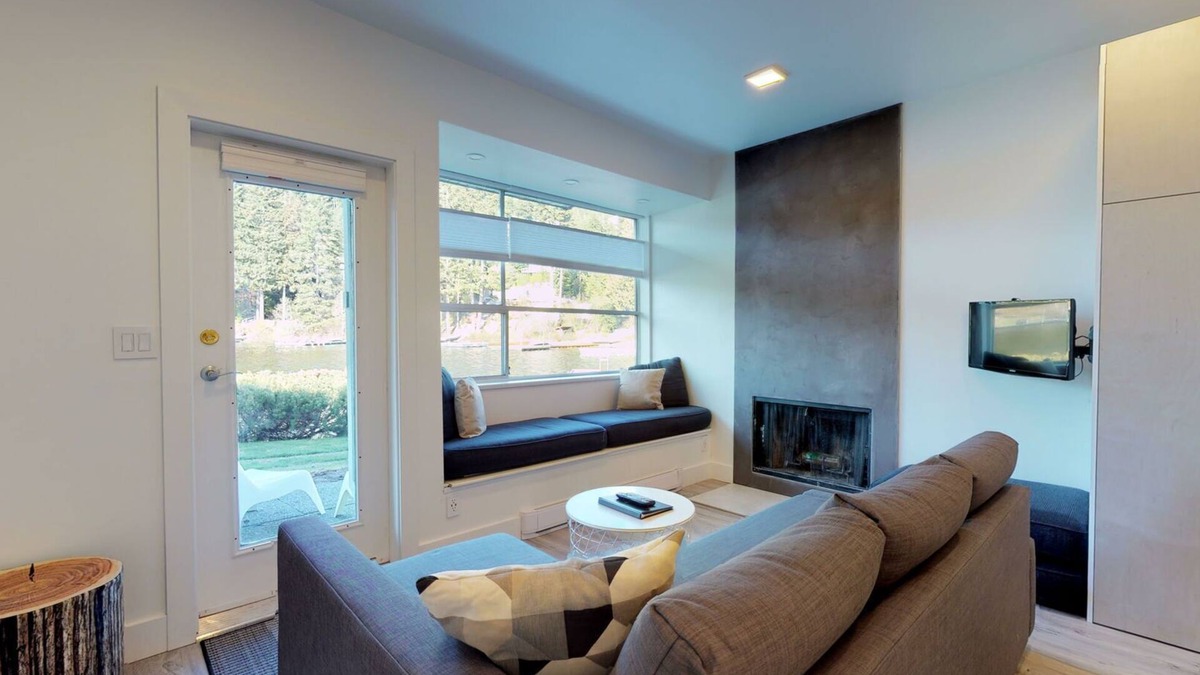 Blueberry Hill House | 1BR + Sofabed | Whistler on the Lake | Lakefront | Private Dock | Wood Fireplace