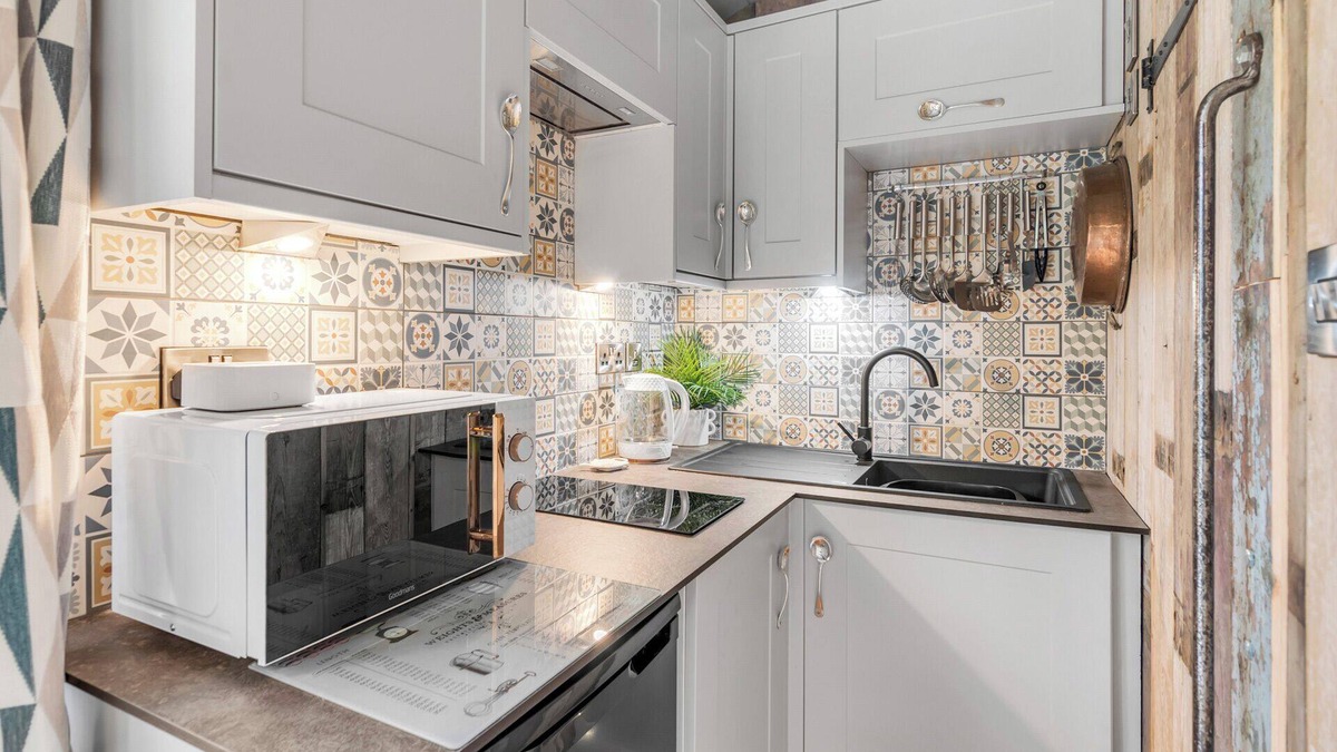 Dunston Apartment | 1BR The Railway Carriage | Parking | Pet Friendly