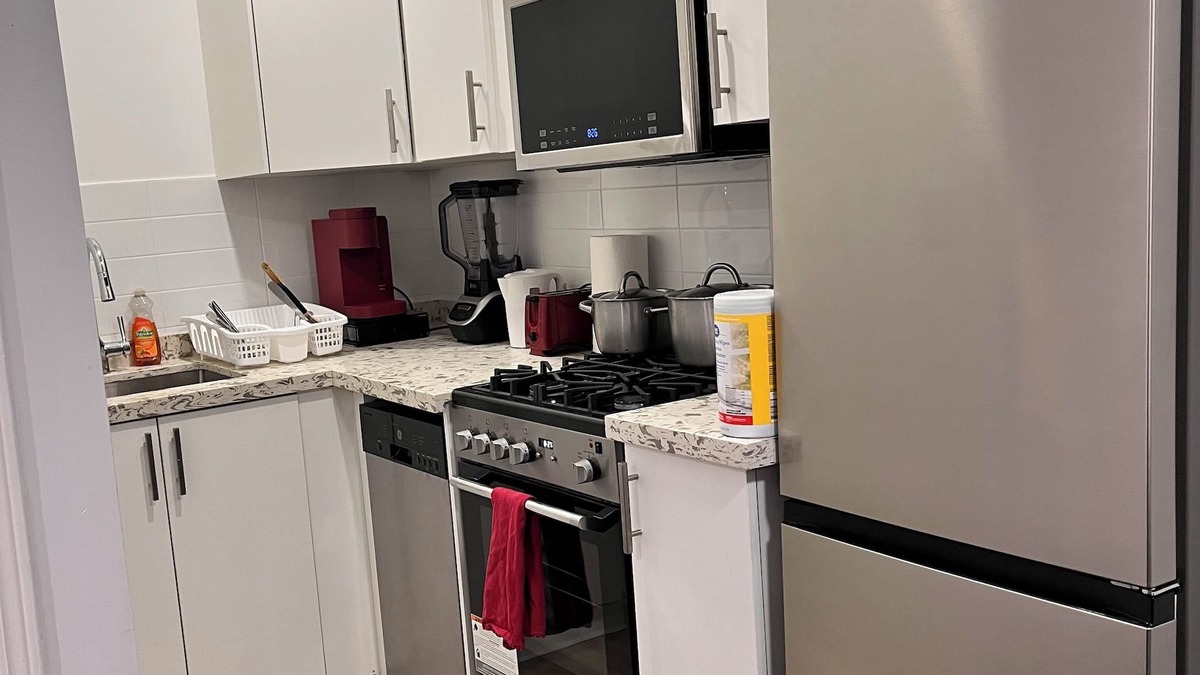 Hamilton House | 1st Floor Studio Unit Near Hamilton Airport, Mohawk College, St. Joe’s Hospital