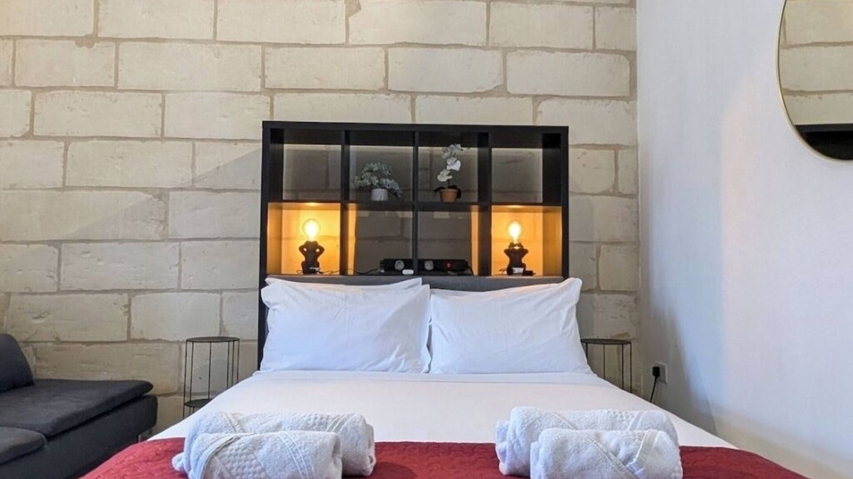 Cospicua Apartment | 1st Floor Studio with Traditional Maltese Balconyn