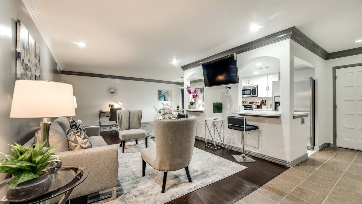 Grand Prairie Condo | 1st Flr Luxury2b 2bth Condo w/King/2 sep twin beds