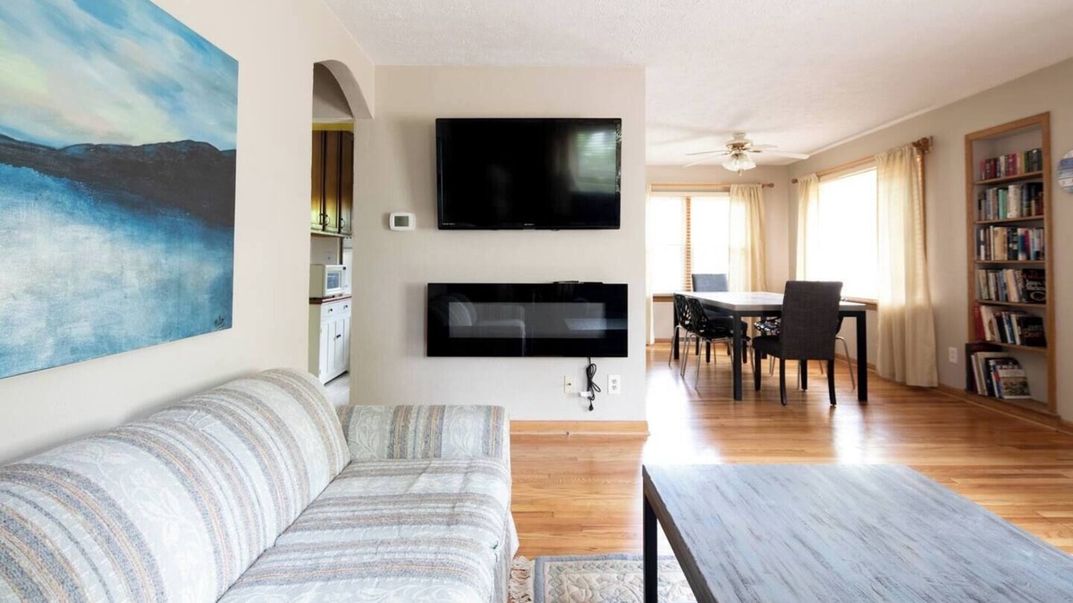 Portage Lakes House | 1st flr nr Shaker, RTA rail, Cle Clinic & Univ. Ho