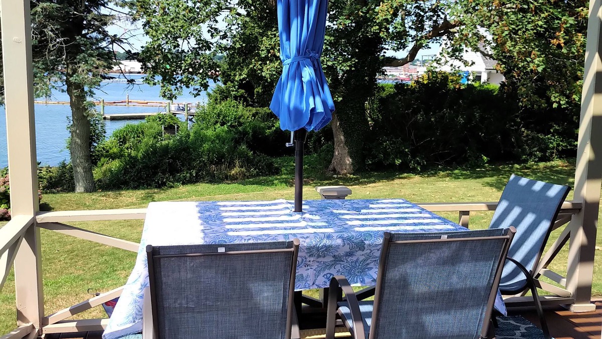 Fairhaven Apartment | 2/1 apt, 2nd FL own entrance in Fairhaven, MA, dogs ok, WiFi, Full Kitchen