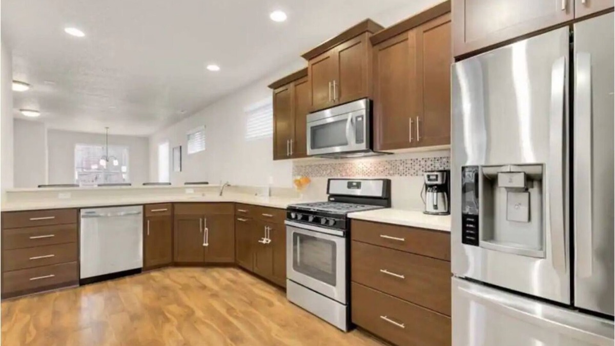 Pleasant Valley House | 2,100 SqFt Contemporary Home W/Jacuzzi & Fire Pit