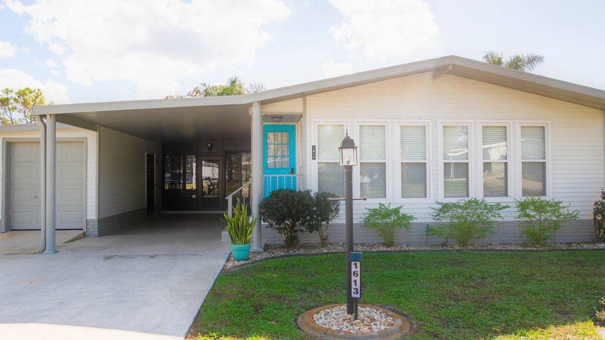 The Villages House | 2/2 on Golf Course - Community Pools & PET Friendly!