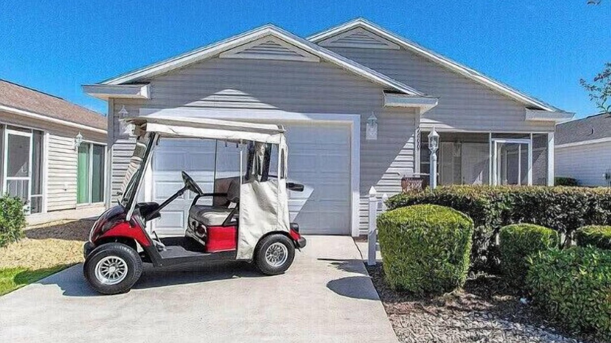 Buttonwood House | 2/2 Villa w/FREE 2 person gas cart near Sumter Landing/Pet friendly.