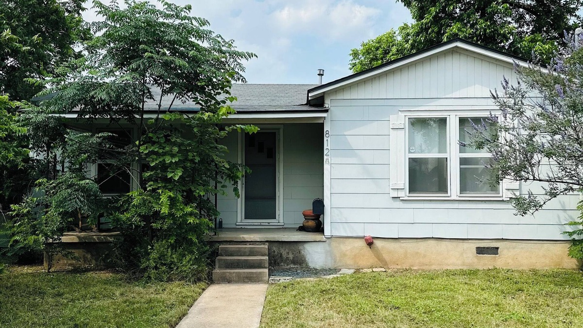 North Loop House | 2-3 BR house with big fenced yard & private carport