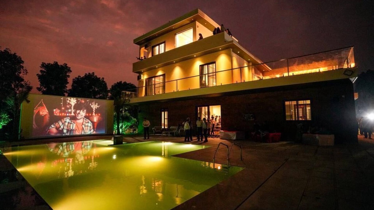 Narasapura Villa | 2.5 acres,5 luxury rooms,master suite with bathtub,pool,kids area ,Lawn.