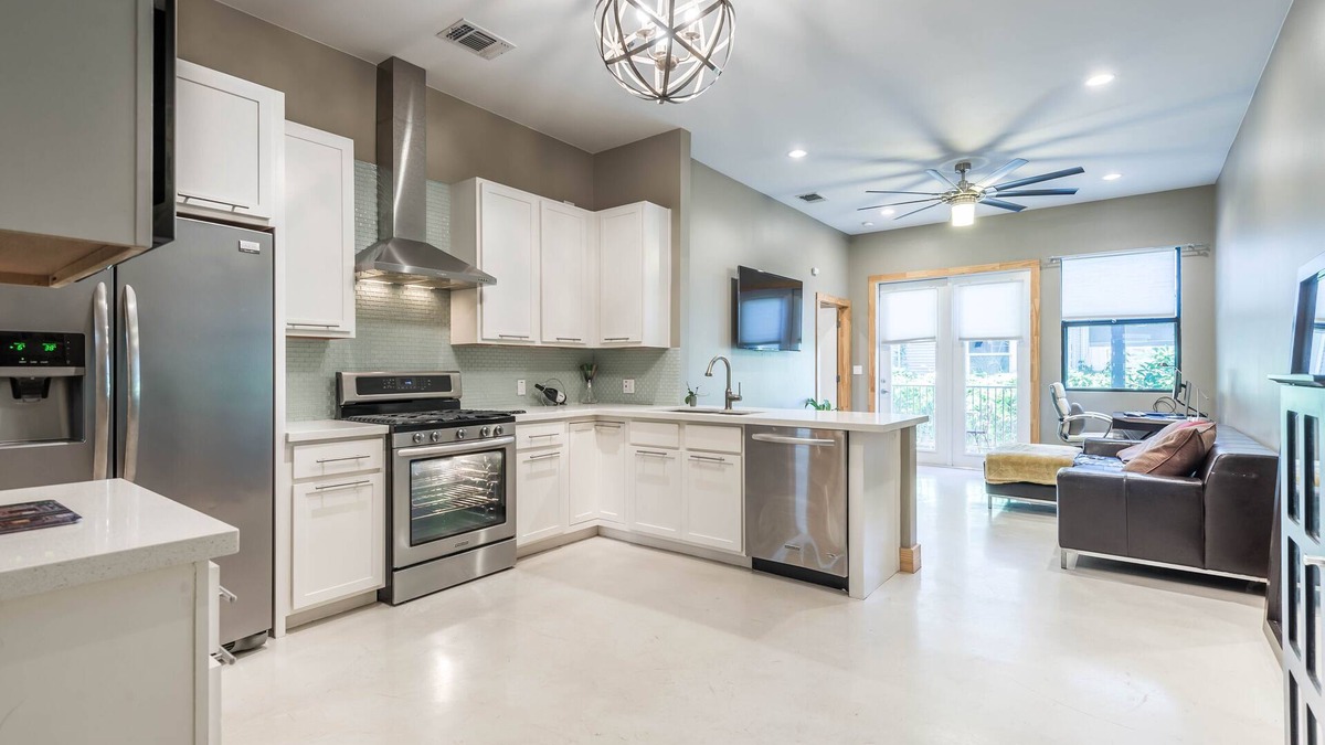Government Hill Condo | 2.5 miles to Alamodome - Luxury Condo in the heart of SA and Pearl Brewery