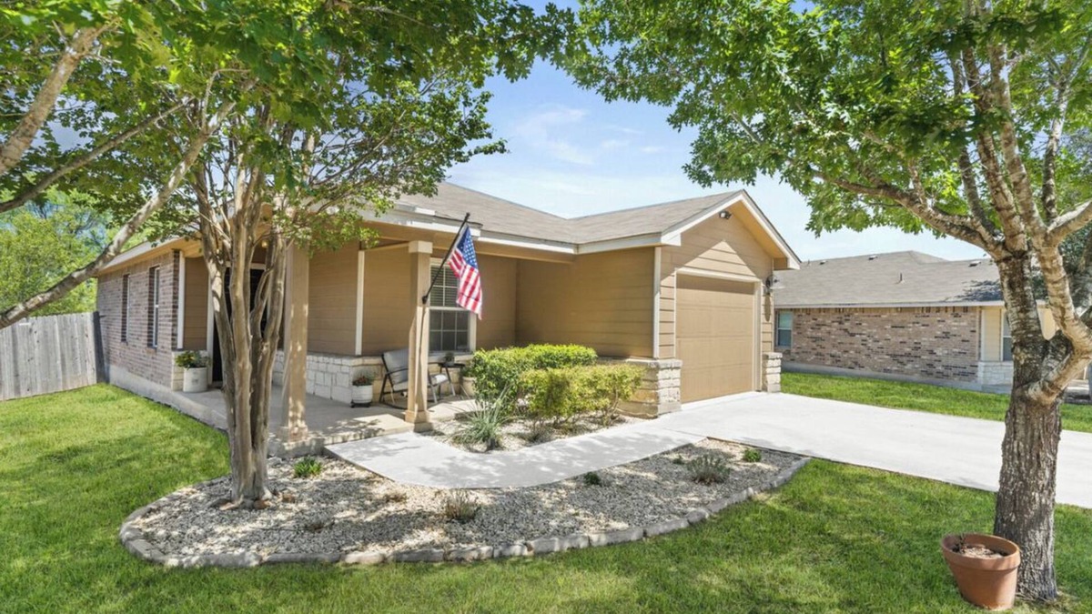 Southside House | 2.5 miles to Lackland BMT/12 miles to Sea World/Riverwalk