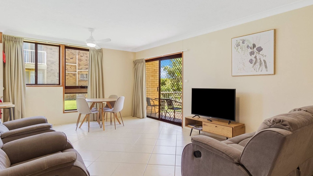 Tweed Heads Apartment | 2/8 Banks Avenue - Easy walk to Tweed Heads Bowls club and Tweed Centro shopping centre