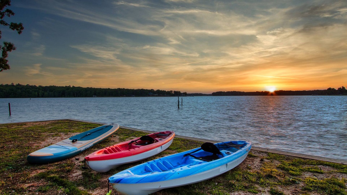 Dogwood House | 2 Acre Lake Front ~Dock ~Kayaks ~Beach ~Large Deck ~Fishing ~Boat Ramp
