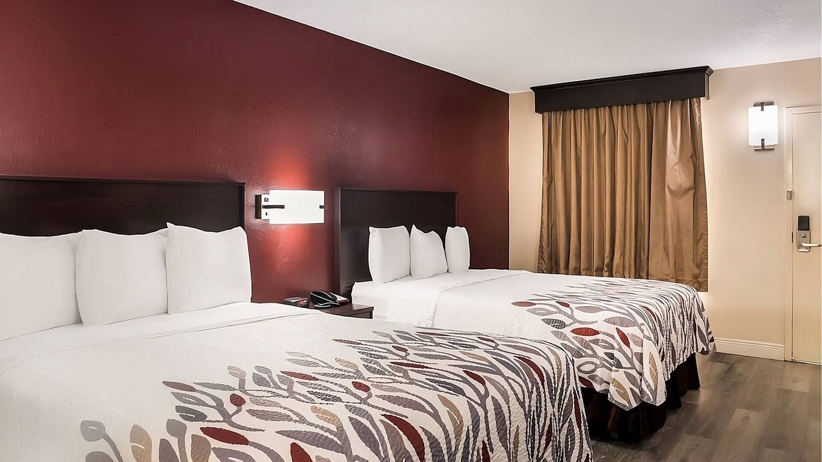 Tupelo Hotel | 2 Affordable Units Near Tupelo Buffalo Park & Zoo! Pets Allowed, FREE Parking!