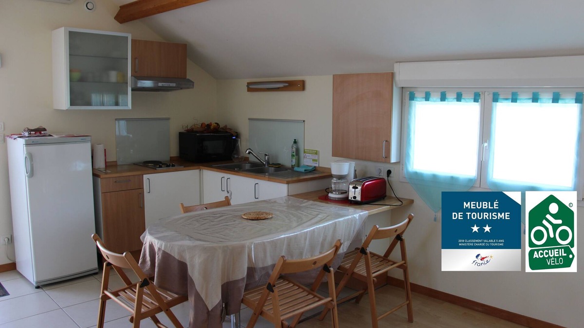 Bourroches Apartment | 2* air-conditioned furnished apartment in a quiet area