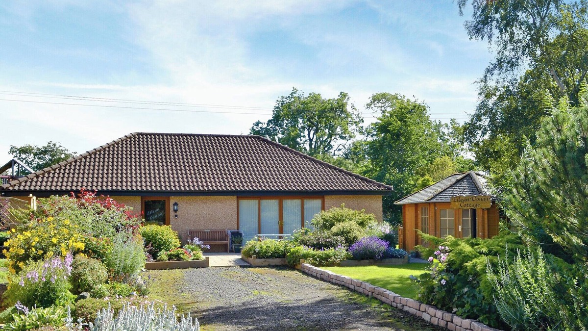 Kirknewton Cottage | 2 bedroom accommodation in Kirknewton near East Calder