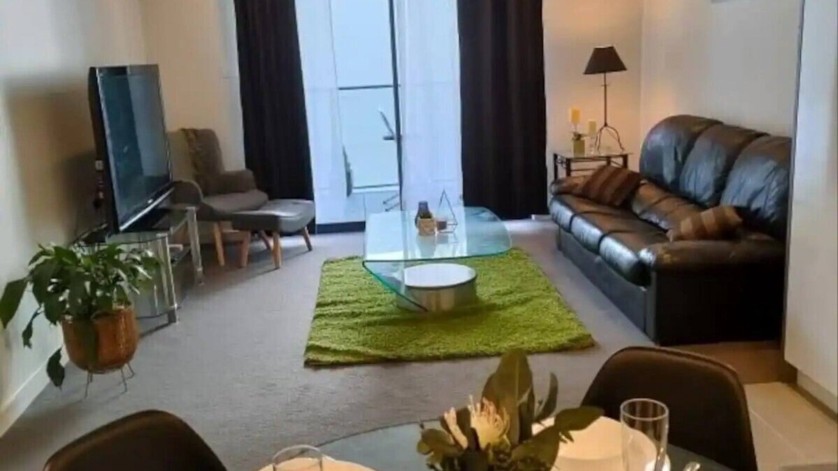 Kingston Apartment | 2 B/R modern apartment free parking prime location Canberra
