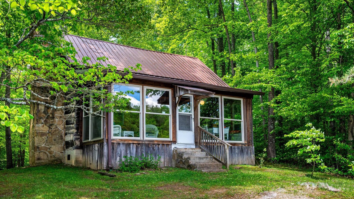 Morgantown Cabin | 2 BA, (1 is a loft), 1 BA Log Cabin