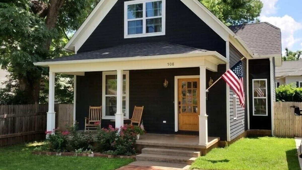 Guthrie House | 2 BDR-2.5 Bath beautifully remodeled 1930 cottage 2 blocks from Downtown