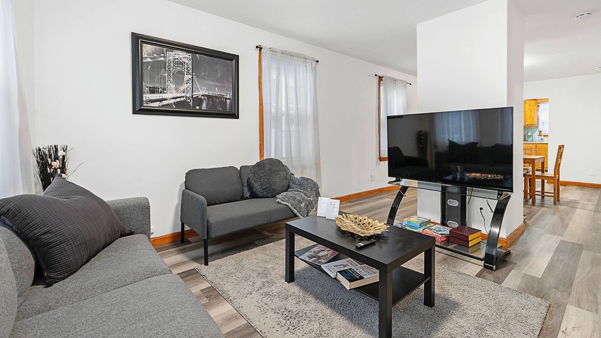 New Bedford Apartment | 2 Bdrm Apartment - King size bed 8 mins to downtown