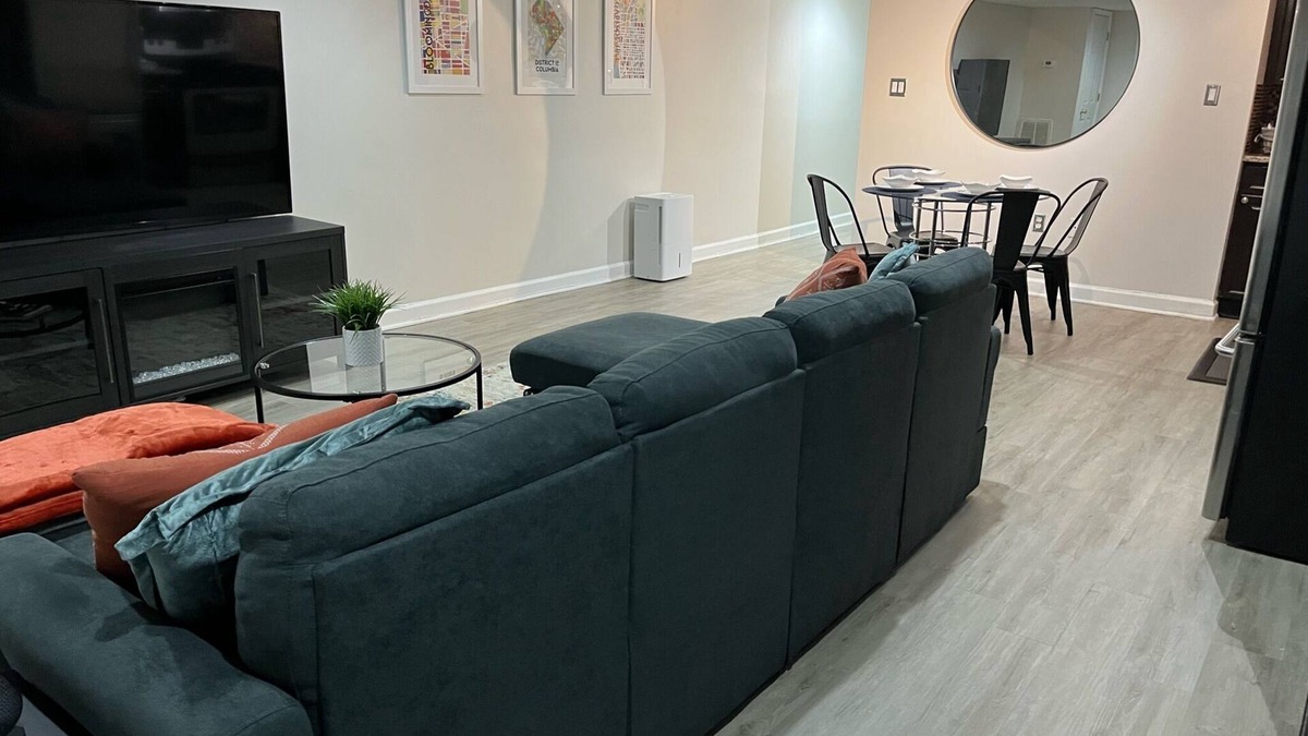 Bloomingdale Apartment | 2 bdrm ENG BSMT apartment in dcs historical neighborhood Bloomingdale
