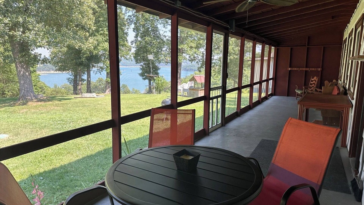 Gamaliel Cabin | 2-Bdrm Lake View/Access Cabin, Family/Pet Friendly, Large Screened Porch, Clean