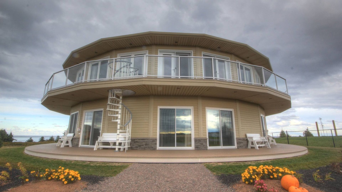 North Rustico Condo | 2 BDRM OCEAN/BEACH FRONT ROTATING CONDO!