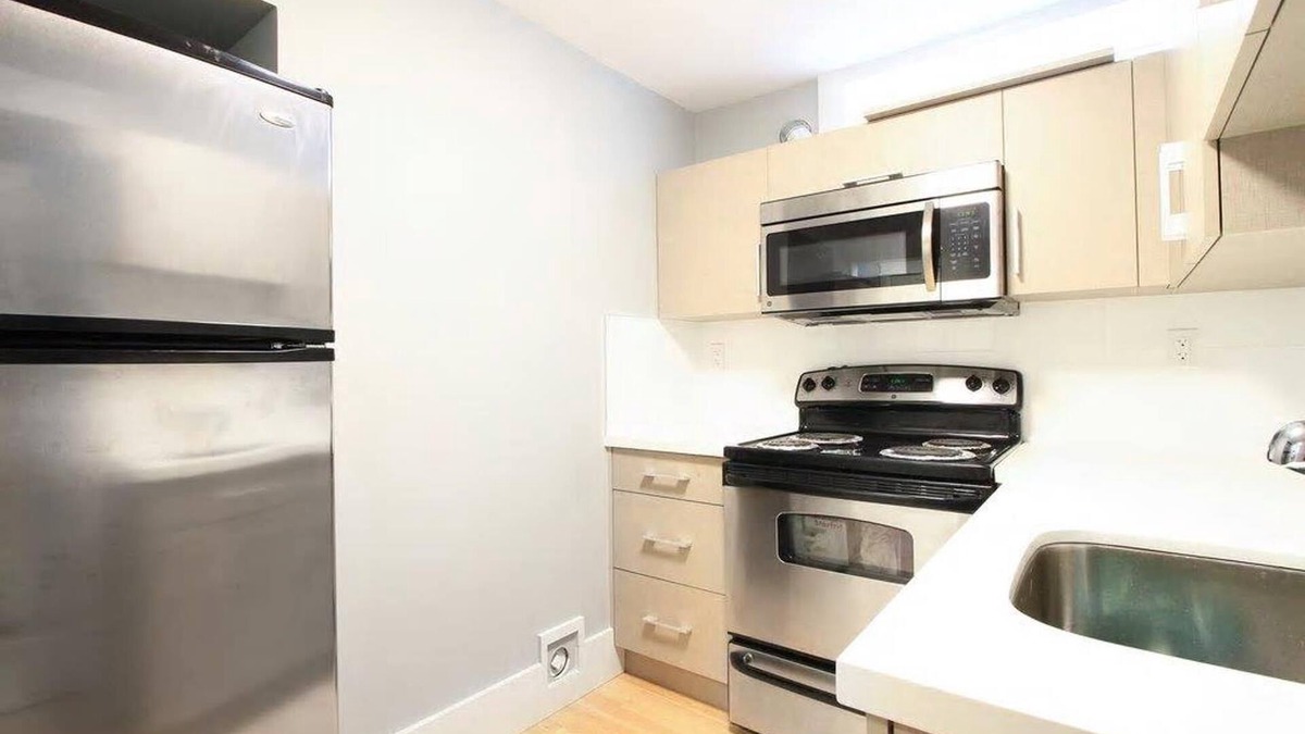 Riley Park-Little Mountain House | 2 bdrm private suite Cambie Village/Trendy Main