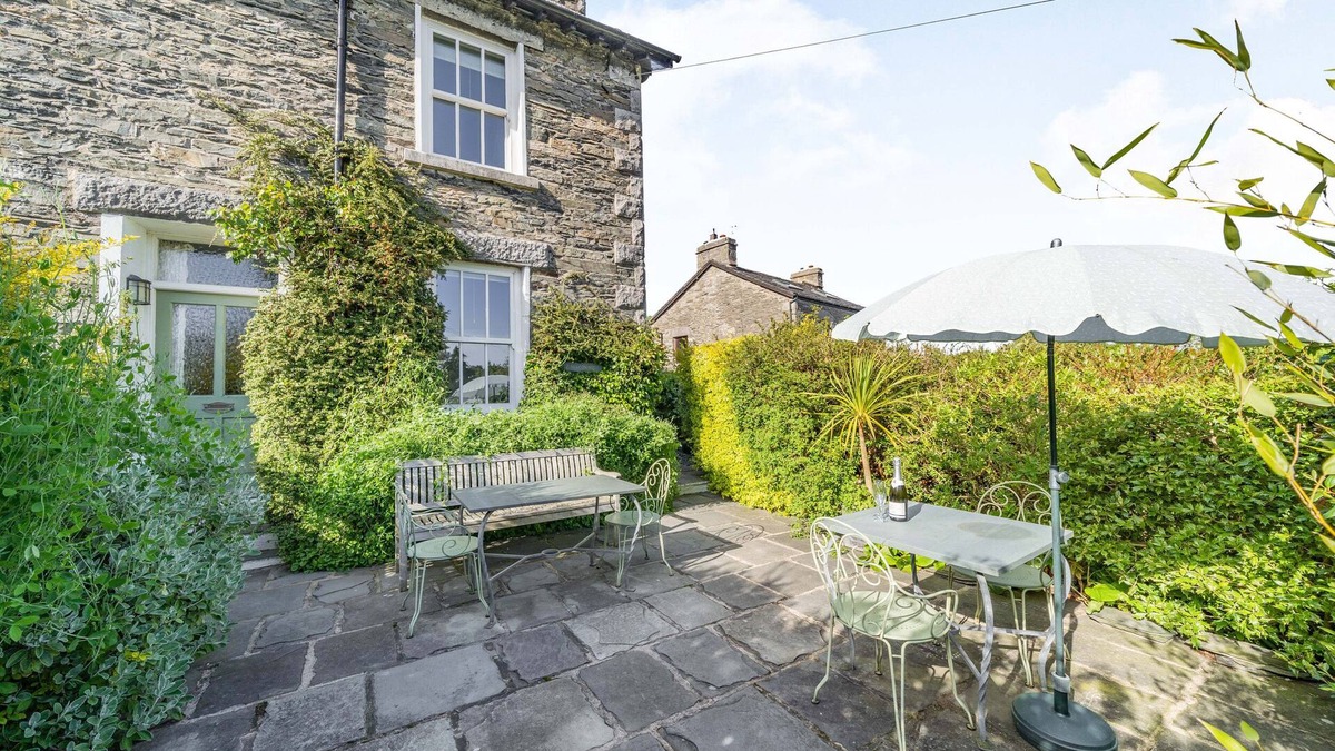 Lindale Cottage | 2 BEACON HIGH, family friendly, character holiday cottage in Lindale
