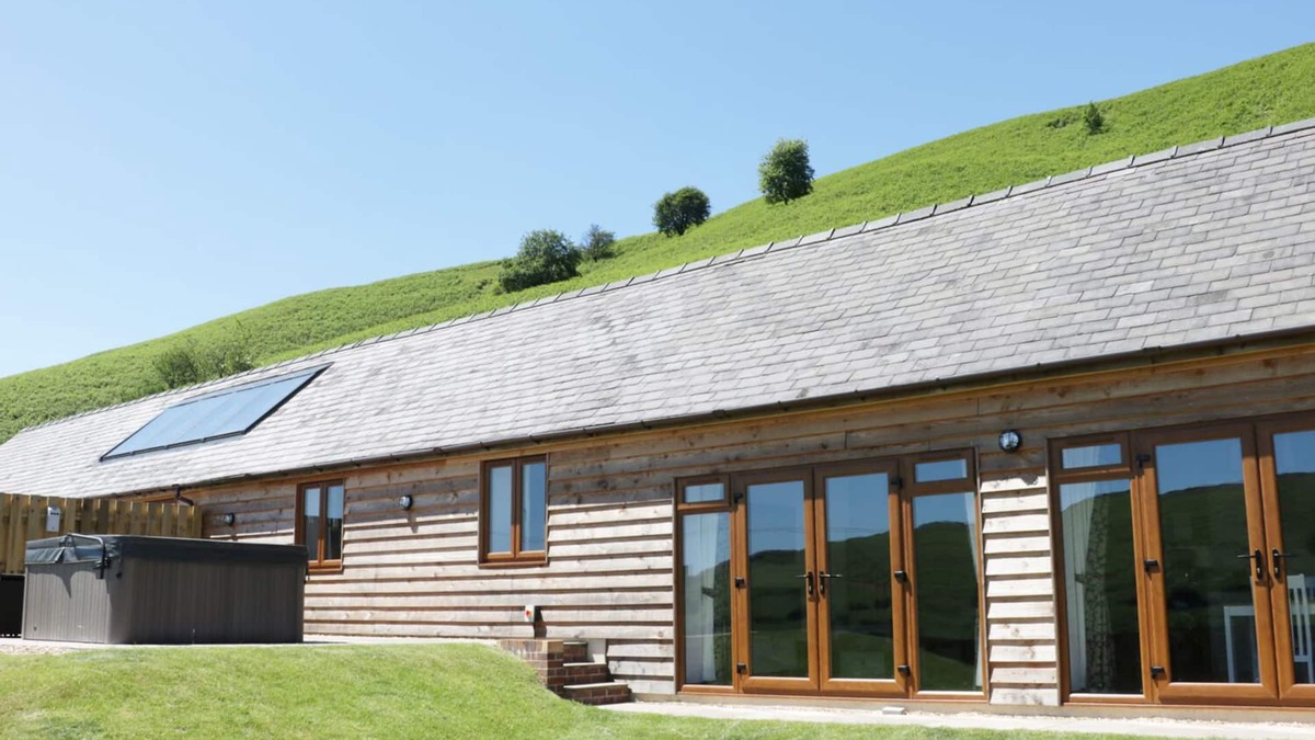 Tirabad Cottage | 2 BEACON VIEW BARN, pet friendly, with hot tub in Beguildy