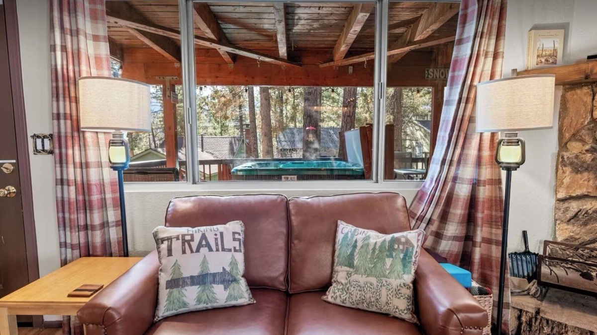 Fox Farm House | 2 Bed 1.5 Bath Cabin. Spa, Fireplace, Dogs Welcome